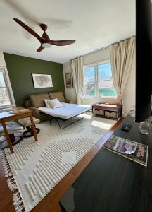 sala de estar con cama y sofá en Central Lake Placid Hideaway, en Lake Placid