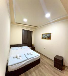 Rúm í herbergi á Domino Yerevan Hostel And Hotel