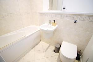 La salle de bains est pourvue de toilettes, d'un lavabo et d'une baignoire. dans l'établissement Quaysideone bedroom apartment in Cardiff Bay, à Cardiff