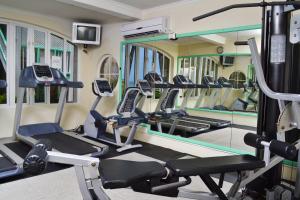 Fitness centrum a/nebo fitness zařízení v ubytování Coral Mist Beach Hotel