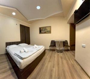 Rúm í herbergi á Domino Yerevan Hostel And Hotel