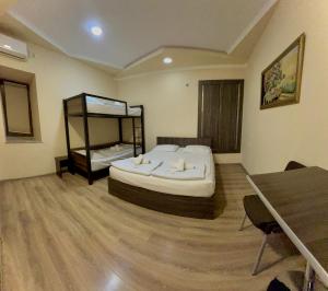 Rúm í herbergi á Domino Yerevan Hostel And Hotel