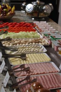 un buffet de diferentes tipos de comida en una mesa en Hotel Golden Park Uberlandia, en Uberlândia