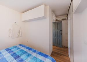 a bedroom with a blue and white bed and a closet at Blue Domus in Cagliari