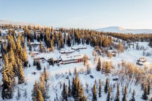 una vista aerea di un resort sulla neve di Lövåsgårdens Fjällhotell a Lövåsen