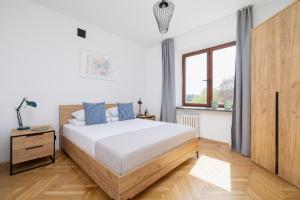 een slaapkamer met een bed en een raam bij 3 bedroom apartment - Aleja Daszyńskiego 22 - Grzegórzki in Krakau