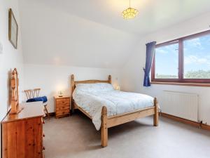 1 dormitorio con cama, escritorio y ventana en Drummond House uk42979 en Brackley