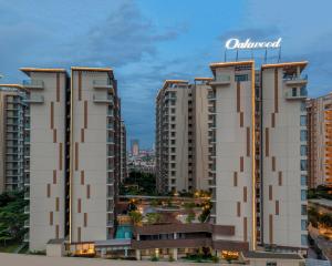 uma vista de dois edifícios de apartamentos altos em uma cidade em Oakwood Premier Phnom Penh em Phnom Penh