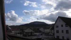 a view of a town with a mountain in the background at Stuifenblick in Waldstetten