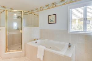 Bilik mandi di Oceanfront Flagler Beach Home with Decks and Gas Grill +29 gambar