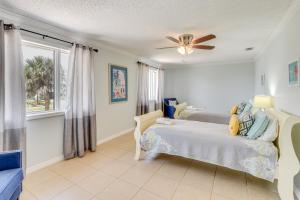 Katil atau katil-katil dalam bilik di Oceanfront Flagler Beach Home with Decks and Gas Grill