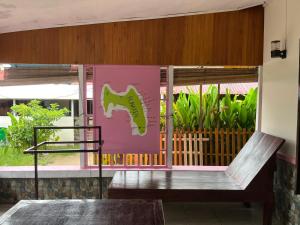 una porta rosa con un dinosauro dipinto sopra di EL Homestay Bunaken a Bunaken