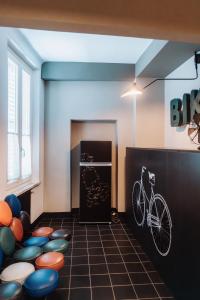 um quarto com uma bicicleta na parede e ools em BirBo Bike Hospitality em Siena