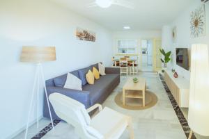 豐希羅拉的住宿－Sol & Mar apartment，客厅配有蓝色的沙发和桌子