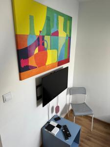 een kamer met een bureau met een monitor en een stoel bij Szumi Las Bed & Breakfast in Józefów