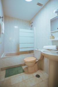 豐希羅拉的住宿－Sol & Mar apartment，浴室配有卫生间、盥洗盆和浴缸。