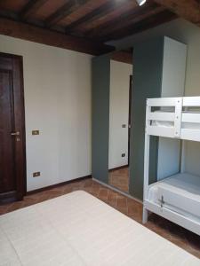 um quarto vazio com um beliche e uma porta em Casa vacanze La Cerrina em Gambassi Terme