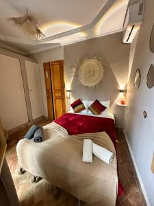 une chambre avec un grand lit dans une pièce dans l'établissement Riad Safina, à Marrakech