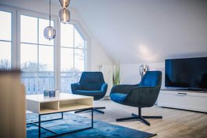 Una televisión o centro de entretenimiento en Luv 9 fotos más