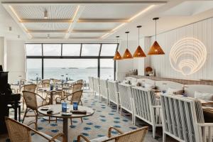 Ein Sitzbereich in der Unterkunft Emeria Dinard Thalasso Spa