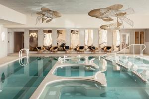 Bazén v ubytování Emeria Dinard Thalasso Spa nebo v jeho okolí
