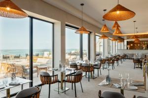 Ein Restaurant oder anderes Speiselokal in der Unterkunft Emeria Dinard Thalasso Spa 