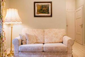 a living room with a couch and a lamp at Villa Titina in Miedzygorze