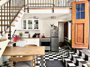 Kuchyň nebo kuchyňský kout v ubytování Charming Newlands Tiny House