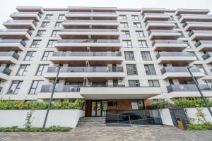 an apartment building in the city of london at Promenada Puzi Place in Bucharest