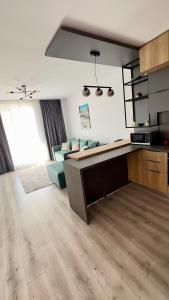 Habitación con cocina y sala de estar. en The Sea Escape Apartment, en Constanţa
