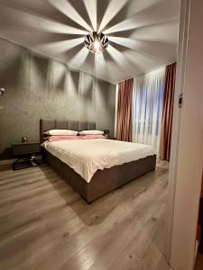 1 dormitorio con 1 cama grande y techo grande en The Sea Escape Apartment, en Constanţa