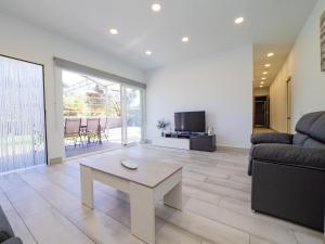 a living room with a couch and a coffee table at Cubo's Casa Rural Maylu in Villafranco de Guadalhorce