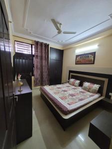 een slaapkamer met een bed en een plafond bij Home Away from Home in Jaipur