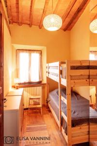 um quarto com 2 beliches e uma secretária em Casa Castello di Morrona em Terricciola
