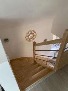 eine Treppe in einem Zimmer mit Etagenbett in der Unterkunft Maison en pierre à la campagne in Ploëzal