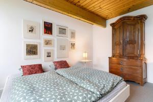 1 dormitorio con 1 cama grande y vestidor de madera en Haus Erika en Alpirsbach