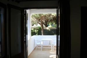 une chambre avec une table et des chaises par une porte dans l'établissement Aldeia Da Falesia, à Albufeira