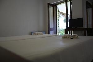 two beds in a room with two towels on them at Aldeia Da Falesia in Albufeira