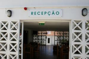 un restaurant avec un panneau indiquant rerecaza dans l'établissement Aldeia Da Falesia, à Albufeira 96 autres photos
