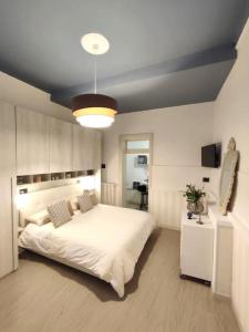 una camera con letto bianco e soffitto di Incantevole Monolocale Balilla Centralissimo Int 3 a San Benedetto del Tronto