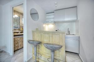 Η κουζίνα ή μικρή κουζίνα στο Le Bel - Jardin - Parking - VCA