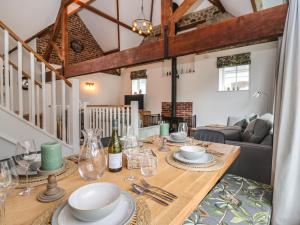 uma sala de jantar com uma mesa com pratos e copos de vinho em 2 Engine House em Lyme Regis