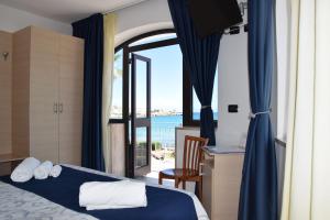 Postel nebo postele na pokoji v ubytování Hotel Profumo Di Mare + 37 fotografií