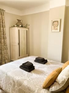 a bedroom with a bed with two towels on it at Bel appartement avec grande terrasse sud in Vaison-la-Romaine
