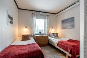2 camas en una habitación pequeña con ventana en Lövåsgårdens Fjällhotell en Lövåsen