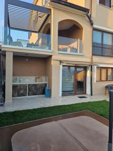 een groot huis met een veranda en een patio bij Apartment with Sea View and jacuzzi in Koper