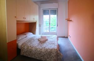 Un dormitorio con una cama y una mesa con toallas. en Bergamo Centro Residence, en Bérgamo