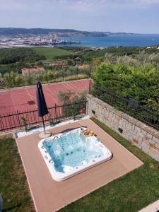 een zwembad in het midden van een tuin bij Apartment with Sea View and jacuzzi in Koper