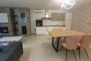 een keuken en een woonkamer met een tafel en stoelen bij Apartment with Sea View and jacuzzi in Koper