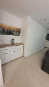 een witte kamer met een bank en een stoel bij Apartment with Sea View and jacuzzi in Koper